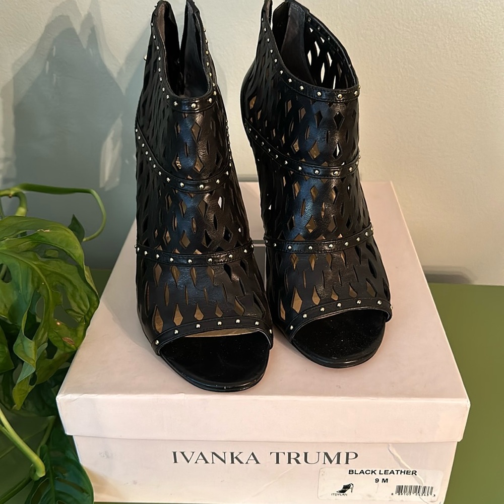 Ivanka Trump Shotie size 9